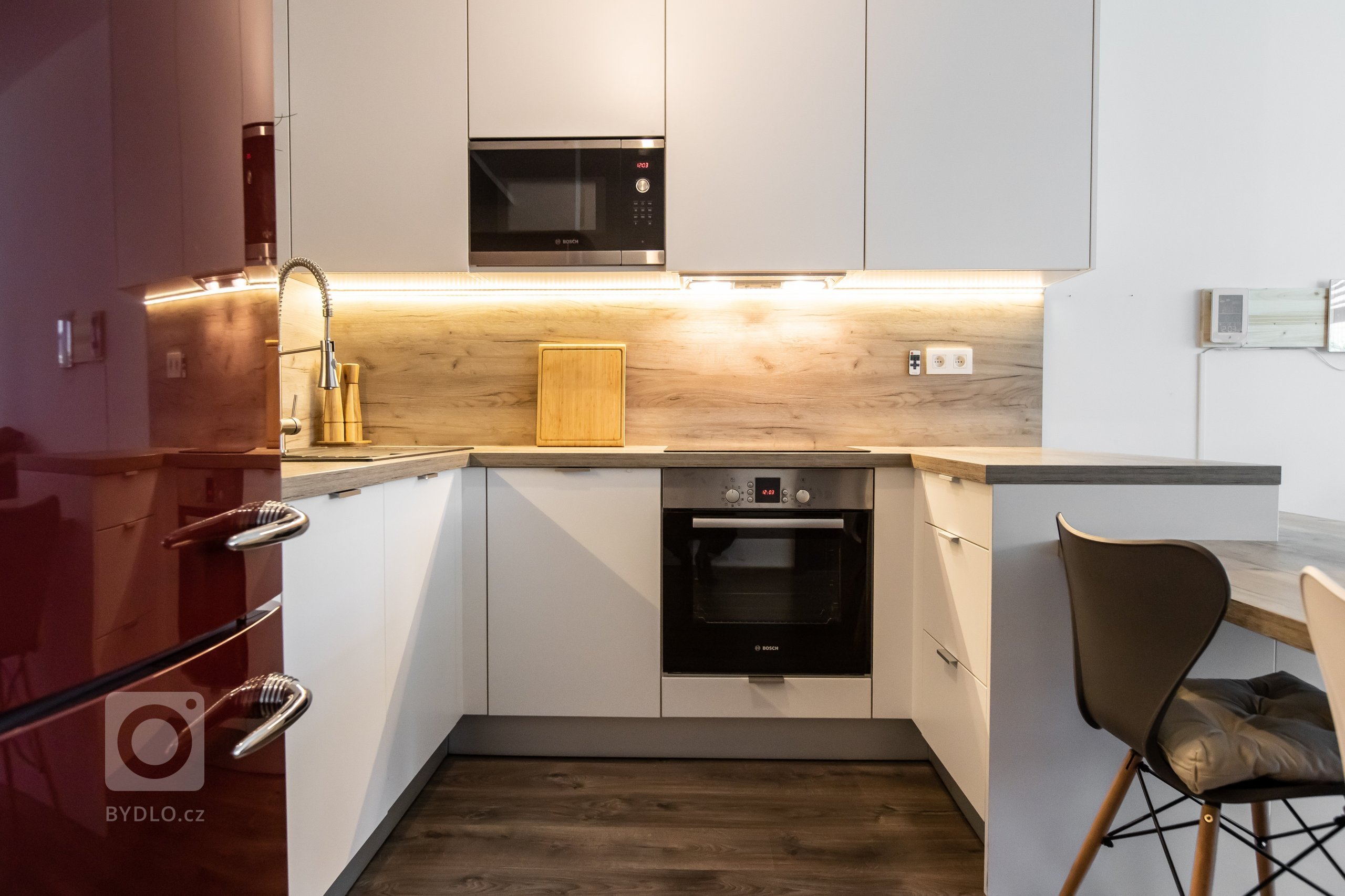 Moderným trendom dispozičného riešenia interiérov je prepojenie dvoch priestorov, v ktorých trávime počas dňa naviac času - kuchyne a obývačky. Riešenie stola,…