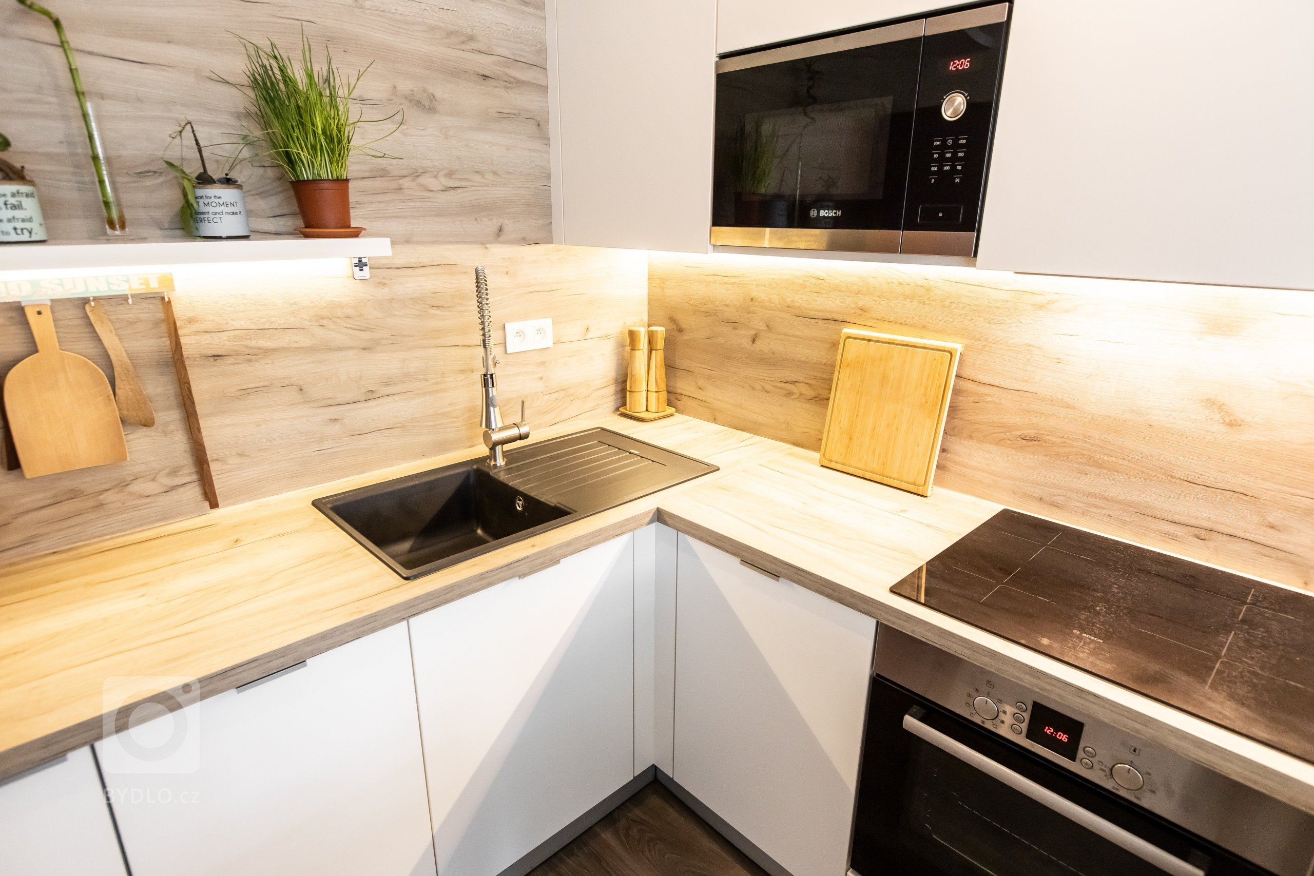 Moderným trendom dispozičného riešenia interiérov je prepojenie dvoch priestorov, v ktorých trávime počas dňa naviac času - kuchyne a obývačky. Riešenie stola,…