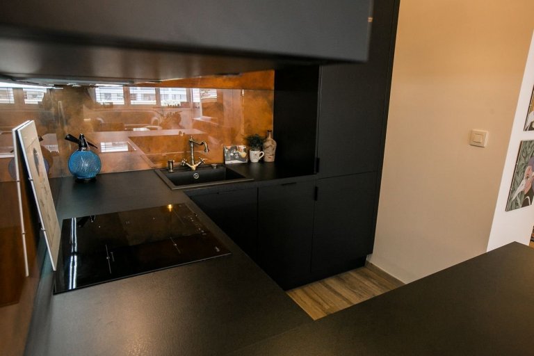 Použité materiály

Skrinky: Čierny mat
Pracovná doska: Čierny mat
Osvetlenie: LED studená biela
Zástena: benátsky štuk
