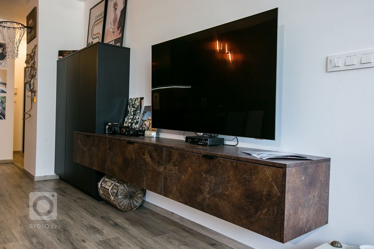 Použité materiály

Skrinky: Čierny mat
Pracovná doska: Čierny mat
Osvetlenie: LED studená biela
Zástena: benátsky štuk
