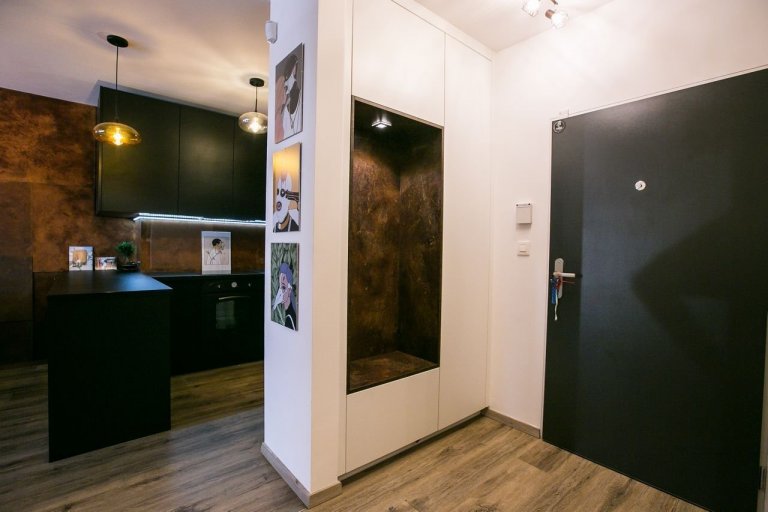 Použité materiály

Skrinky: Čierny mat
Pracovná doska: Čierny mat
Osvetlenie: LED studená biela
Zástena: benátsky štuk
