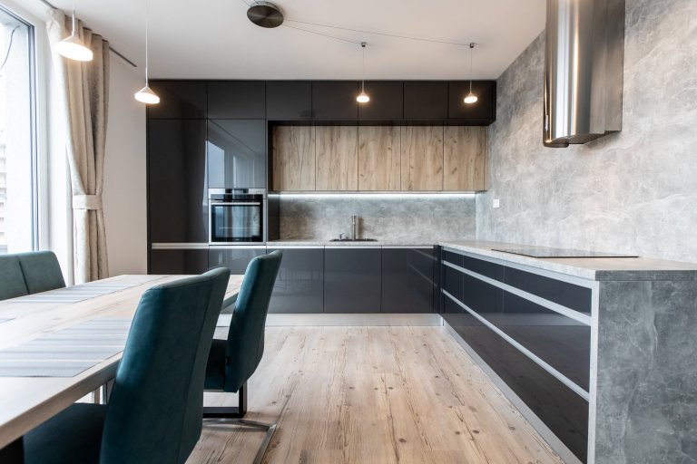 Páčia sa Vám temné antracitové farby tejto kuchyne ? Inšpirujte sa touto krásnou realizáciou kuchyne v antracitovom vysokom lesku v kombinácii so svetlým…