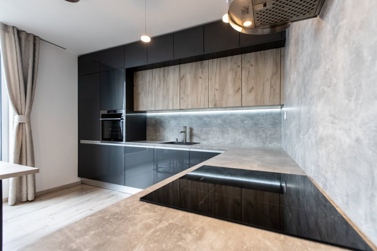 Páčia sa Vám temné antracitové farby tejto kuchyne ? Inšpirujte sa touto krásnou realizáciou kuchyne v antracitovom vysokom lesku v kombinácii so svetlým…