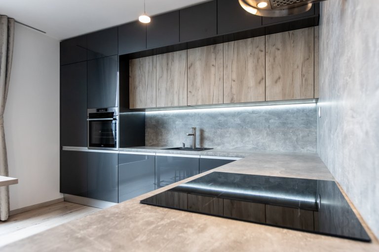 Páčia sa Vám temné antracitové farby tejto kuchyne ? Inšpirujte sa touto krásnou realizáciou kuchyne v antracitovom vysokom lesku v kombinácii so svetlým…