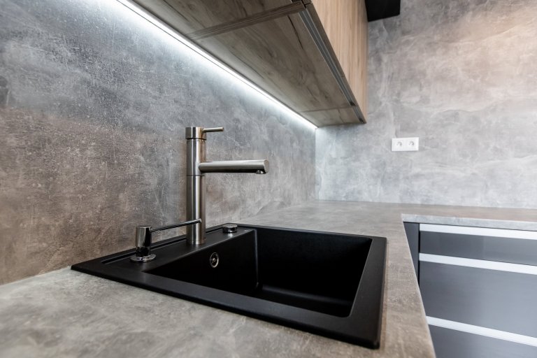 Páčia sa Vám temné antracitové farby tejto kuchyne ? Inšpirujte sa touto krásnou realizáciou kuchyne v antracitovom vysokom lesku v kombinácii so svetlým…