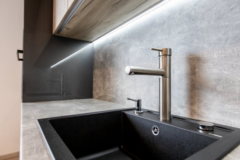 Páčia sa Vám temné antracitové farby tejto kuchyne ? Inšpirujte sa touto krásnou realizáciou kuchyne v antracitovom vysokom lesku v kombinácii so svetlým…