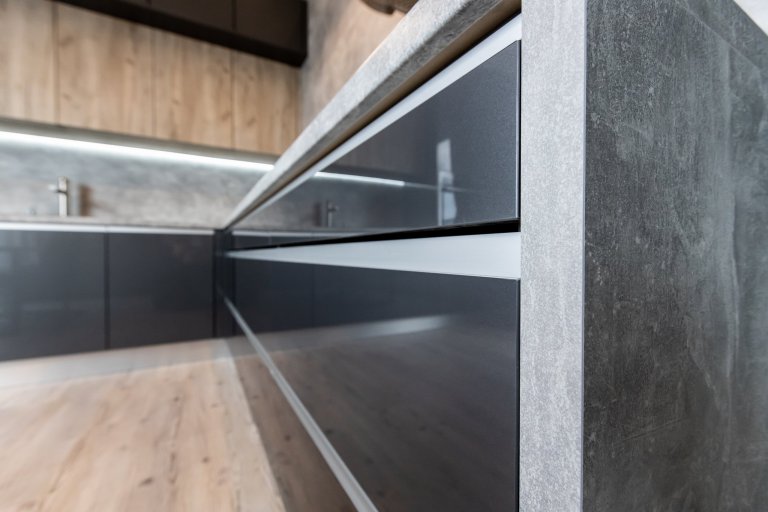 Páčia sa Vám temné antracitové farby tejto kuchyne ? Inšpirujte sa touto krásnou realizáciou kuchyne v antracitovom vysokom lesku v kombinácii so svetlým…