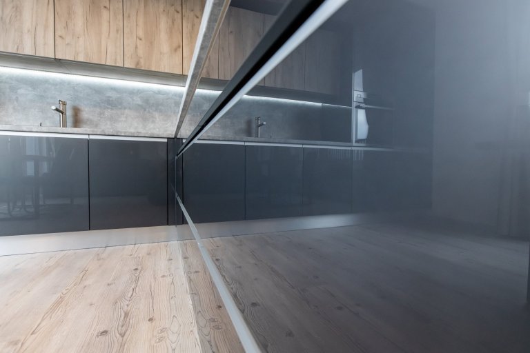 Páčia sa Vám temné antracitové farby tejto kuchyne ? Inšpirujte sa touto krásnou realizáciou kuchyne v antracitovom vysokom lesku v kombinácii so svetlým…