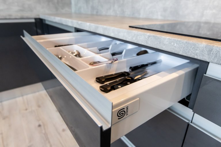 Páčia sa Vám temné antracitové farby tejto kuchyne ? Inšpirujte sa touto krásnou realizáciou kuchyne v antracitovom vysokom lesku v kombinácii so svetlým…