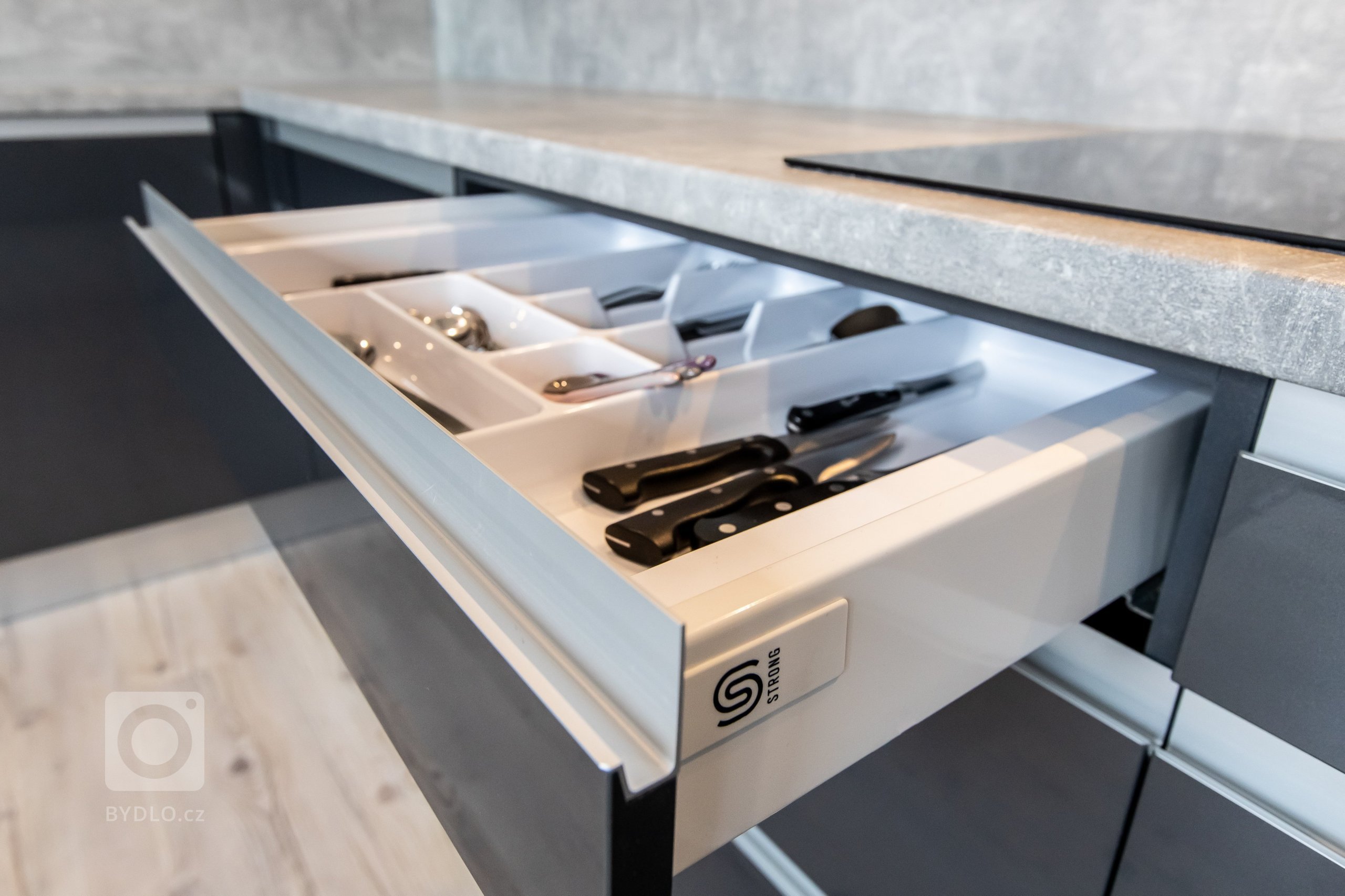 Páčia sa Vám temné antracitové farby tejto kuchyne ? Inšpirujte sa touto krásnou realizáciou kuchyne v antracitovom vysokom lesku v kombinácii so svetlým…