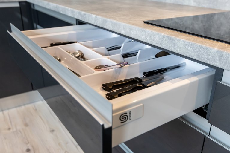 Páčia sa Vám temné antracitové farby tejto kuchyne ? Inšpirujte sa touto krásnou realizáciou kuchyne v antracitovom vysokom lesku v kombinácii so svetlým…