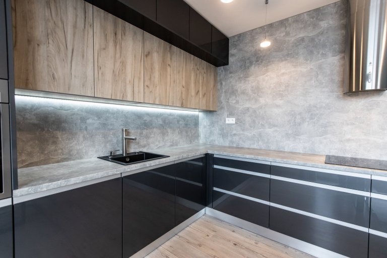 Páčia sa Vám temné antracitové farby tejto kuchyne ? Inšpirujte sa touto krásnou realizáciou kuchyne v antracitovom vysokom lesku v kombinácii so svetlým…