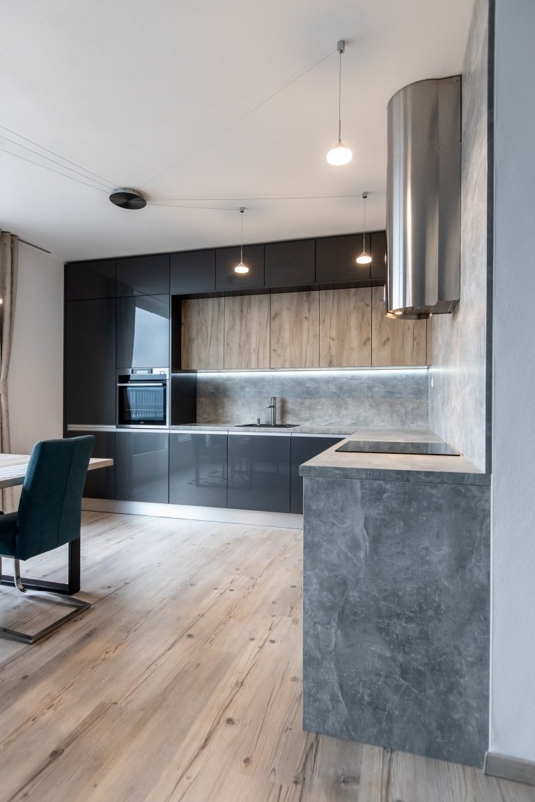 Páčia sa Vám temné antracitové farby tejto kuchyne ? Inšpirujte sa touto krásnou realizáciou kuchyne v antracitovom vysokom lesku v kombinácii so svetlým…