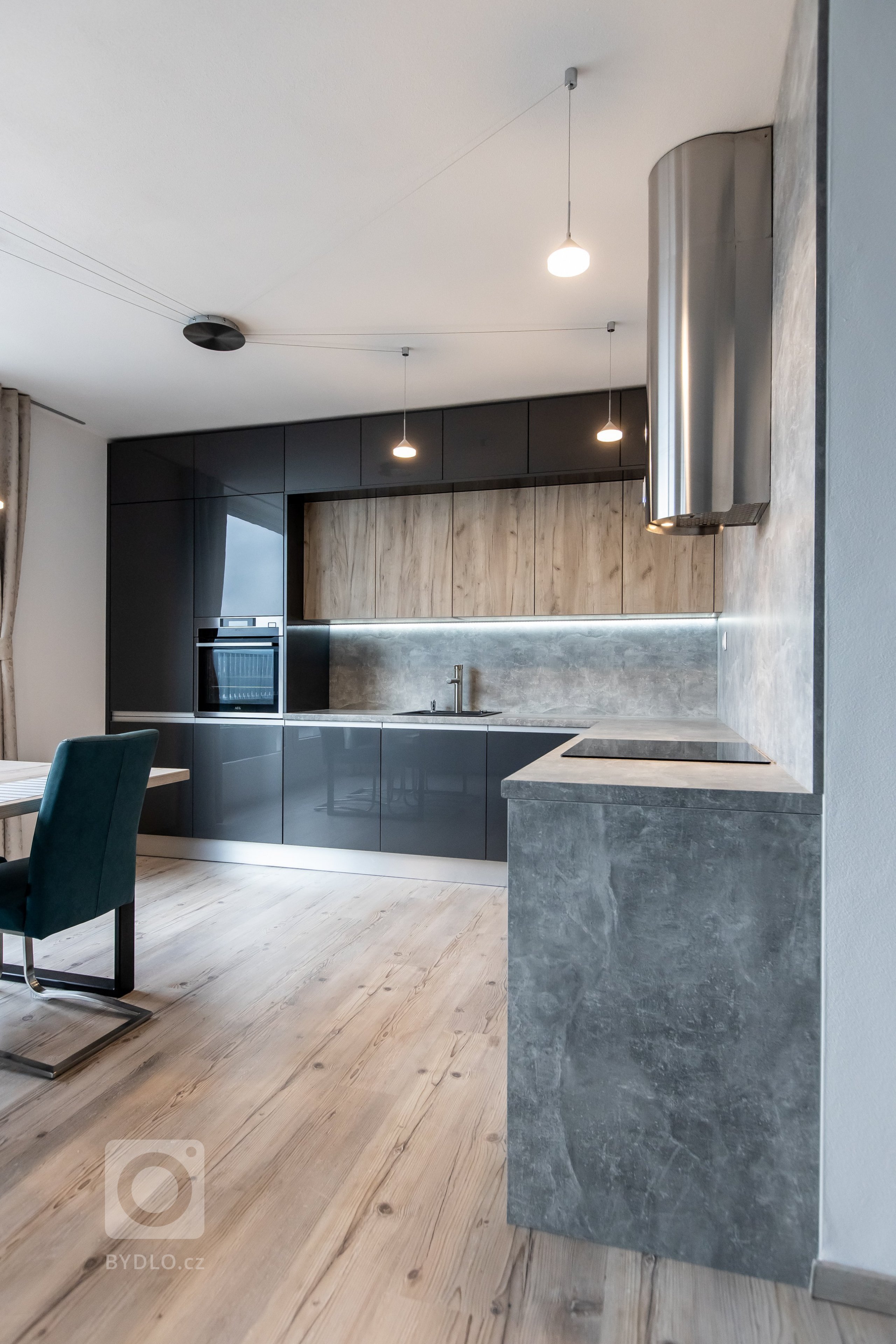 Páčia sa Vám temné antracitové farby tejto kuchyne ? Inšpirujte sa touto krásnou realizáciou kuchyne v antracitovom vysokom lesku v kombinácii so svetlým…