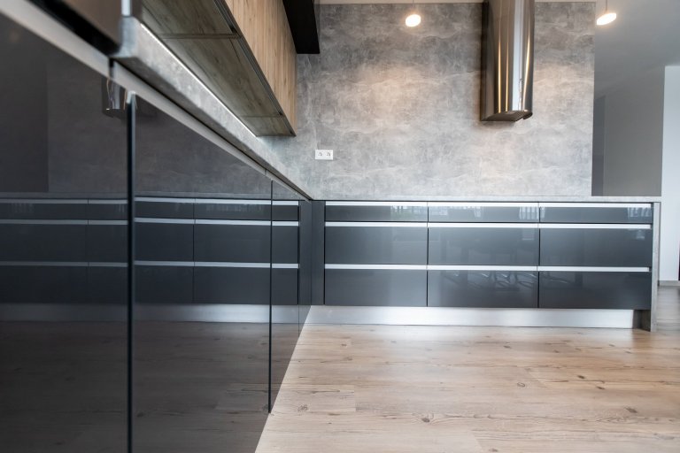 Páčia sa Vám temné antracitové farby tejto kuchyne ? Inšpirujte sa touto krásnou realizáciou kuchyne v antracitovom vysokom lesku v kombinácii so svetlým…