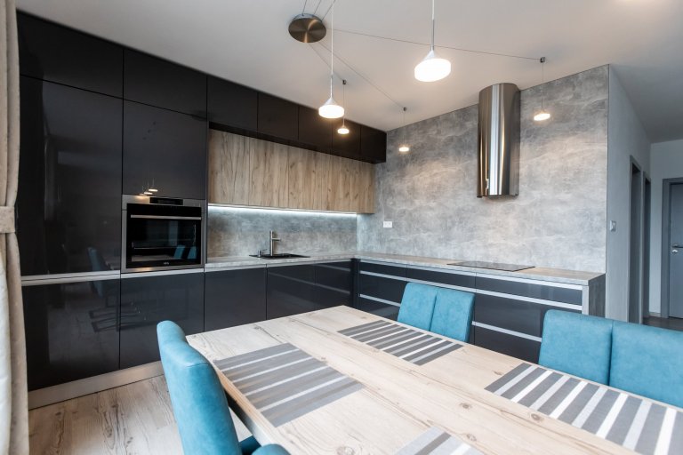 Páčia sa Vám temné antracitové farby tejto kuchyne ? Inšpirujte sa touto krásnou realizáciou kuchyne v antracitovom vysokom lesku v kombinácii so svetlým…