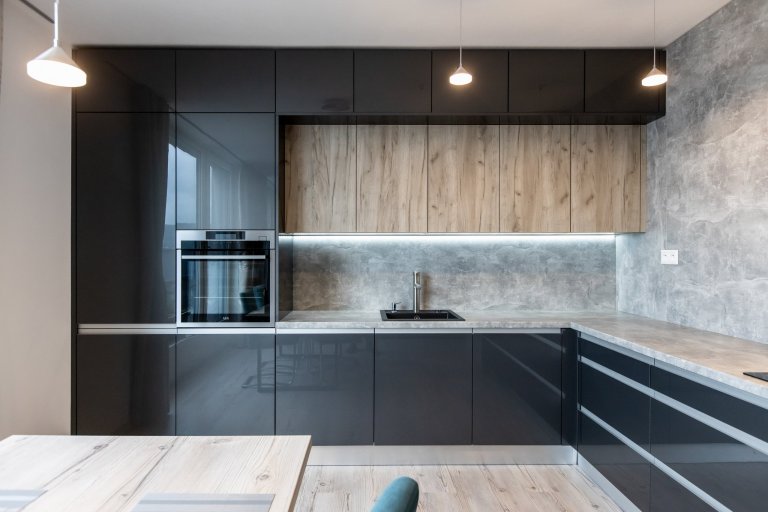 Páčia sa Vám temné antracitové farby tejto kuchyne ? Inšpirujte sa touto krásnou realizáciou kuchyne v antracitovom vysokom lesku v kombinácii so svetlým…
