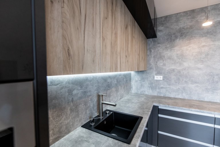 Páčia sa Vám temné antracitové farby tejto kuchyne ? Inšpirujte sa touto krásnou realizáciou kuchyne v antracitovom vysokom lesku v kombinácii so svetlým…