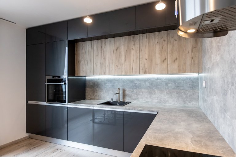 Páčia sa Vám temné antracitové farby tejto kuchyne ? Inšpirujte sa touto krásnou realizáciou kuchyne v antracitovom vysokom lesku v kombinácii so svetlým…