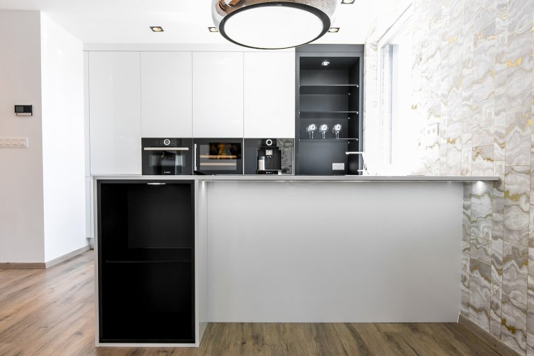 Použité materiály

Horné skrinky: Biely akryl vo vysokom lesku
Dolné skrinky: Biely akryl vo vysokom lesku
Pracovná doska: Biely akryl vo vysokom lesku
…