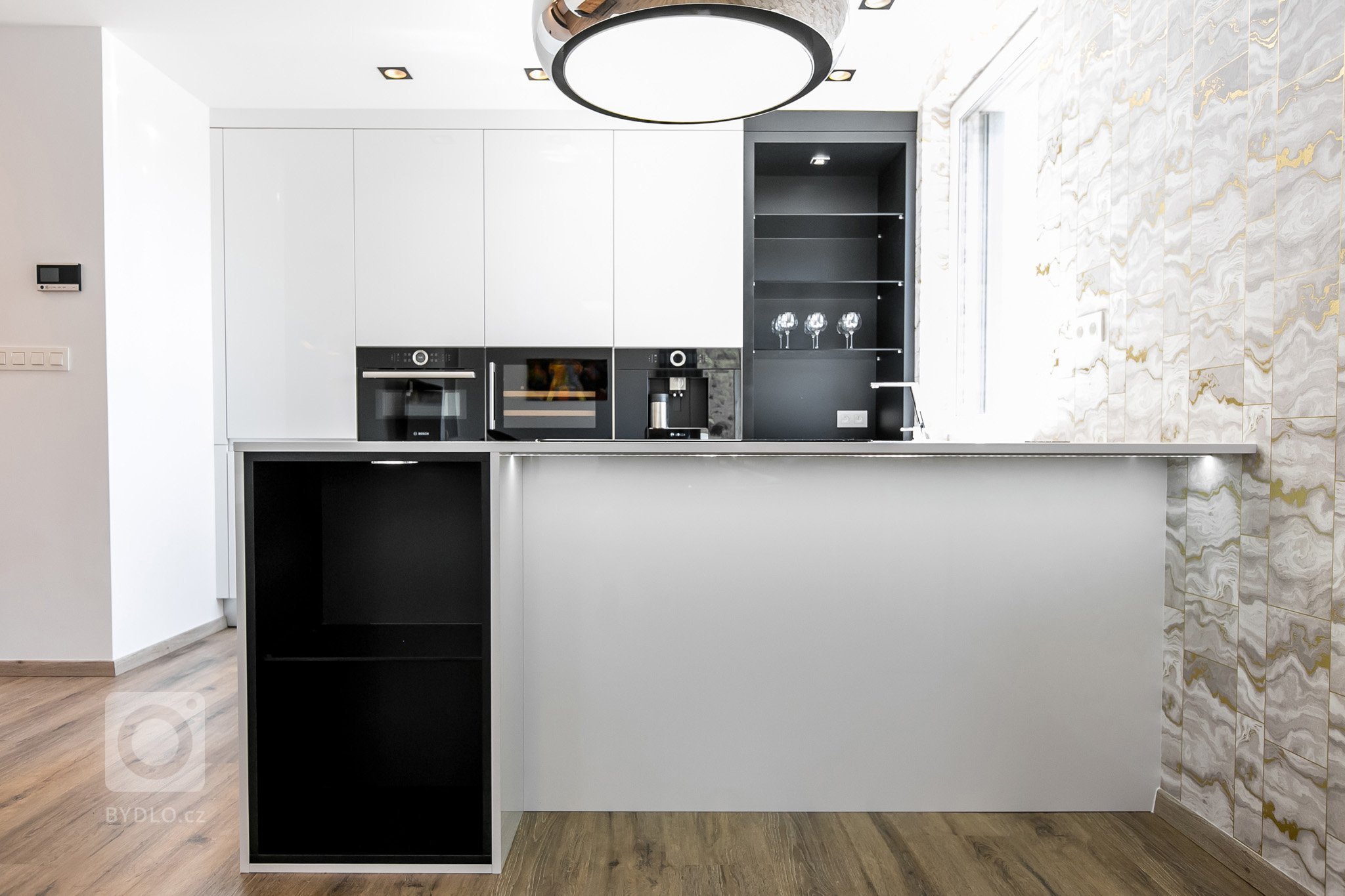 Použité materiály

Horné skrinky: Biely akryl vo vysokom lesku
Dolné skrinky: Biely akryl vo vysokom lesku
Pracovná doska: Biely akryl vo vysokom lesku
…