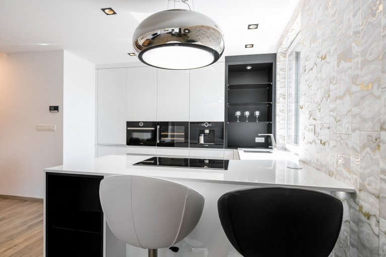 Použité materiály

Horné skrinky: Biely akryl vo vysokom lesku
Dolné skrinky: Biely akryl vo vysokom lesku
Pracovná doska: Biely akryl vo vysokom lesku
…