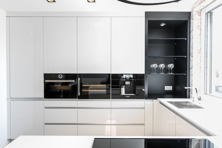 Použité materiály

Horné skrinky: Biely akryl vo vysokom lesku
Dolné skrinky: Biely akryl vo vysokom lesku
Pracovná doska: Biely akryl vo vysokom lesku
…