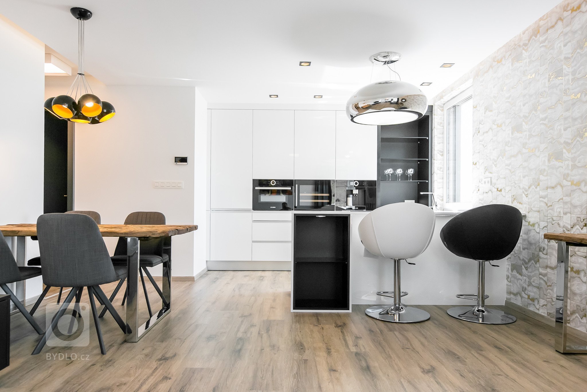 Použité materiály

Horné skrinky: Biely akryl vo vysokom lesku
Dolné skrinky: Biely akryl vo vysokom lesku
Pracovná doska: Biely akryl vo vysokom lesku
…