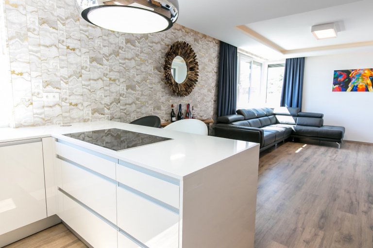 Použité materiály

Horné skrinky: Biely akryl vo vysokom lesku
Dolné skrinky: Biely akryl vo vysokom lesku
Pracovná doska: Biely akryl vo vysokom lesku
…