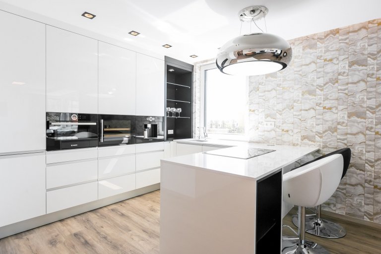 Použité materiály

Horné skrinky: Biely akryl vo vysokom lesku
Dolné skrinky: Biely akryl vo vysokom lesku
Pracovná doska: Biely akryl vo vysokom lesku
…