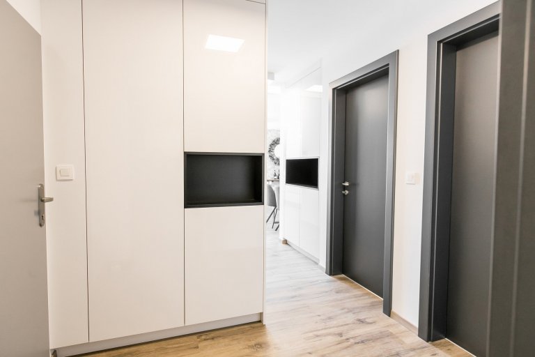 Použité materiály

Horné skrinky: Biely akryl vo vysokom lesku
Dolné skrinky: Biely akryl vo vysokom lesku
Pracovná doska: Biely akryl vo vysokom lesku
…