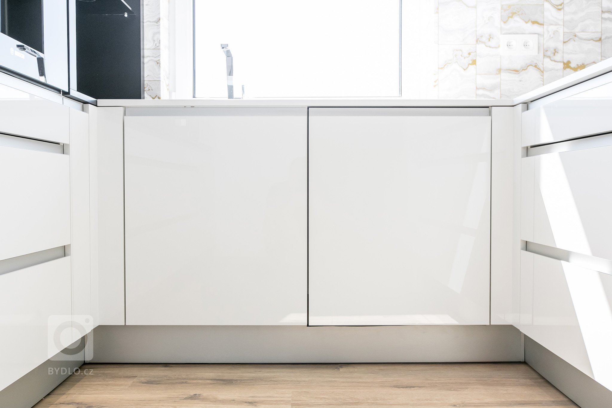 Použité materiály

Horné skrinky: Biely akryl vo vysokom lesku
Dolné skrinky: Biely akryl vo vysokom lesku
Pracovná doska: Biely akryl vo vysokom lesku
…