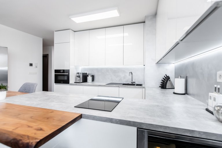 Pre niekoho sterilné nemocničné prostredie &ndash; pre nás a majiteľa tejto krásnej kuchyne je to stelesnenie čistoty a minimalizmu. Na rozbitie tohto dizajnu…