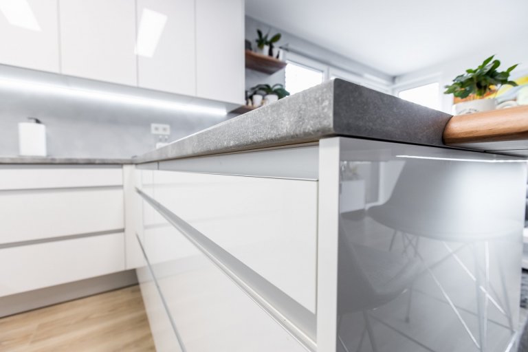 Pre niekoho sterilné nemocničné prostredie &ndash; pre nás a majiteľa tejto krásnej kuchyne je to stelesnenie čistoty a minimalizmu. Na rozbitie tohto dizajnu…