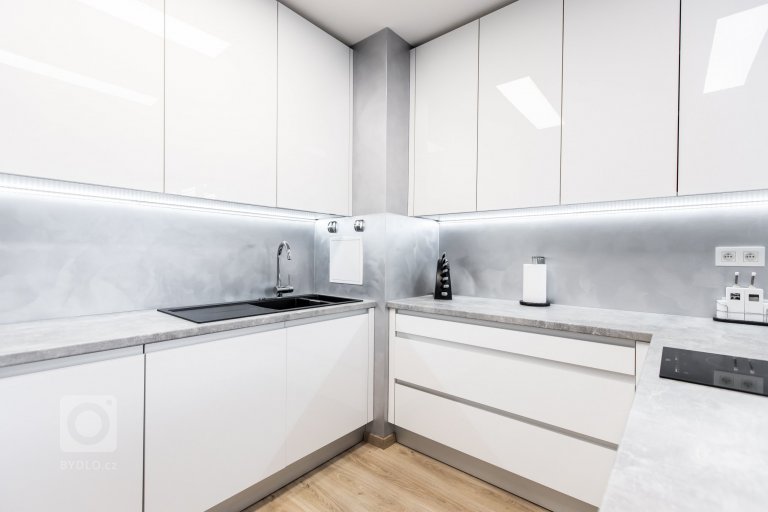 add picture to album