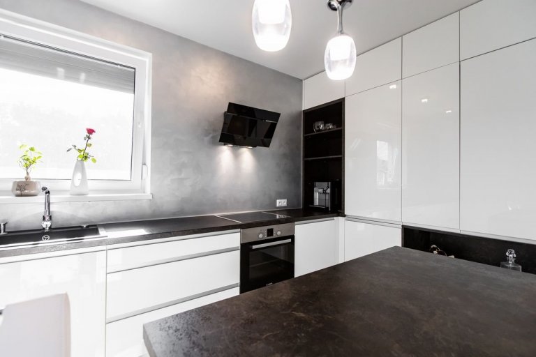 Spojenie bieleho lesku, benátskeho štuku a drevodekóru - Atelier tmavý - nemôže dopadnúť zle. Aj keď biela kuchyňa môže pre niekoho predstavovať nemocničné,…