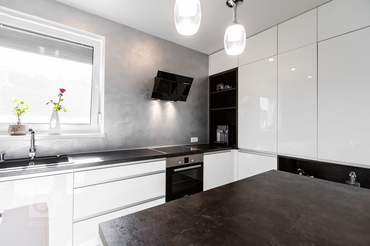 Spojenie bieleho lesku, benátskeho štuku a drevodekóru - Atelier tmavý - nemôže dopadnúť zle. Aj keď biela kuchyňa môže pre niekoho predstavovať nemocničné,…