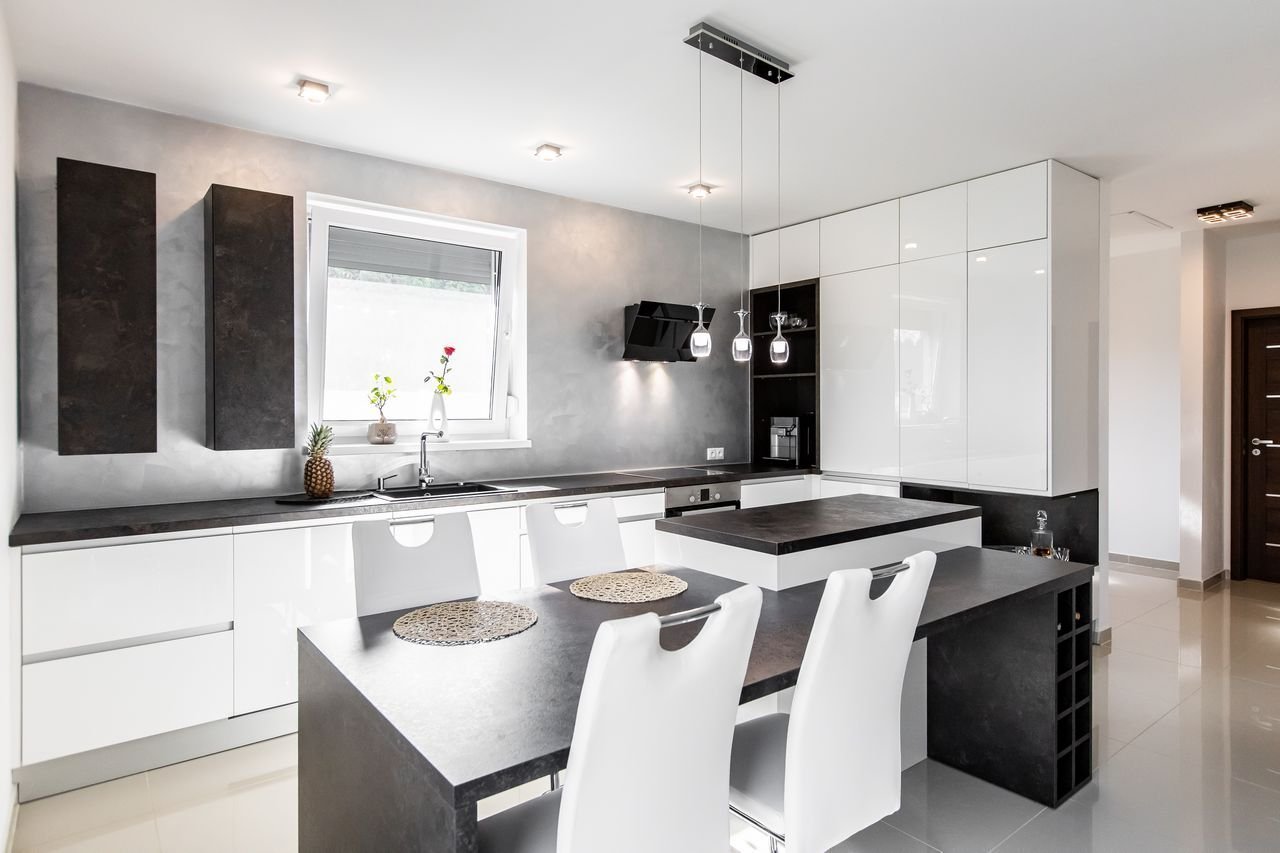 Spojenie bieleho lesku, benátskeho štuku a drevodekóru - Atelier tmavý - nemôže dopadnúť zle. Aj keď biela kuchyňa môže pre niekoho predstavovať nemocničné,…