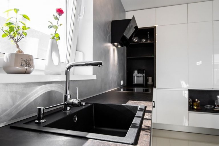 Spojenie bieleho lesku, benátskeho štuku a drevodekóru - Atelier tmavý - nemôže dopadnúť zle. Aj keď biela kuchyňa môže pre niekoho predstavovať nemocničné,…