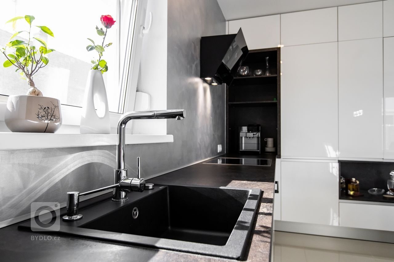 Spojenie bieleho lesku, benátskeho štuku a drevodekóru - Atelier tmavý - nemôže dopadnúť zle. Aj keď biela kuchyňa môže pre niekoho predstavovať nemocničné,…