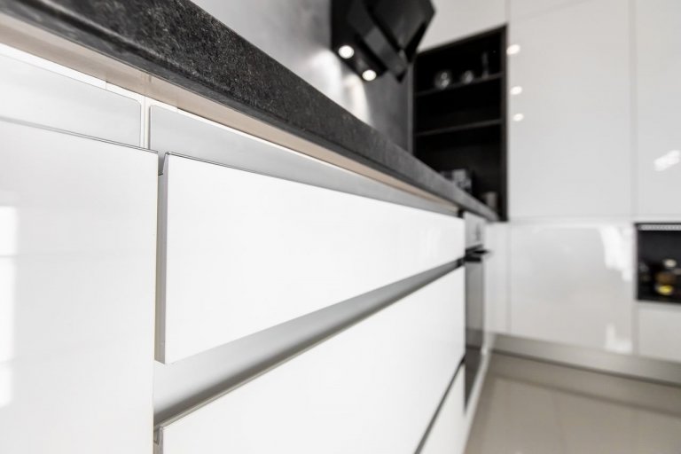 Spojenie bieleho lesku, benátskeho štuku a drevodekóru - Atelier tmavý - nemôže dopadnúť zle. Aj keď biela kuchyňa môže pre niekoho predstavovať nemocničné,…