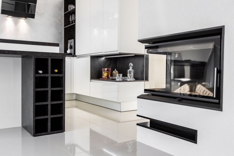 Spojenie bieleho lesku, benátskeho štuku a drevodekóru - Atelier tmavý - nemôže dopadnúť zle. Aj keď biela kuchyňa môže pre niekoho predstavovať nemocničné,…