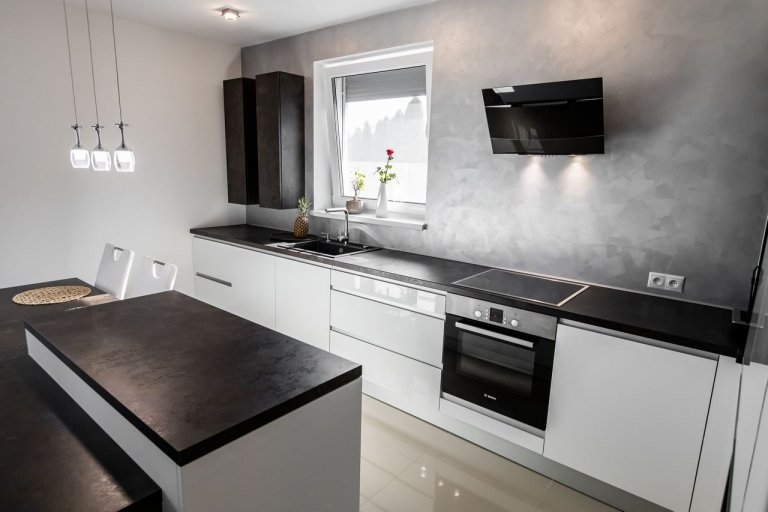 Spojenie bieleho lesku, benátskeho štuku a drevodekóru - Atelier tmavý - nemôže dopadnúť zle. Aj keď biela kuchyňa môže pre niekoho predstavovať nemocničné,…