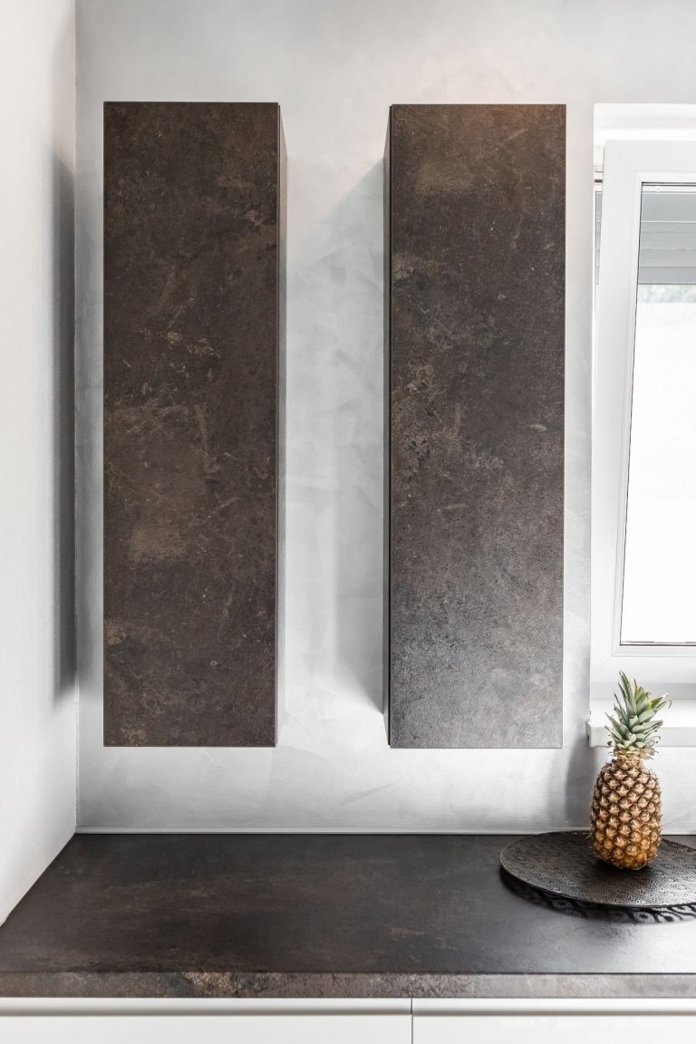 Spojenie bieleho lesku, benátskeho štuku a drevodekóru - Atelier tmavý - nemôže dopadnúť zle. Aj keď biela kuchyňa môže pre niekoho predstavovať nemocničné,…