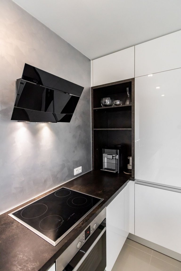 Spojenie bieleho lesku, benátskeho štuku a drevodekóru - Atelier tmavý - nemôže dopadnúť zle. Aj keď biela kuchyňa môže pre niekoho predstavovať nemocničné,…