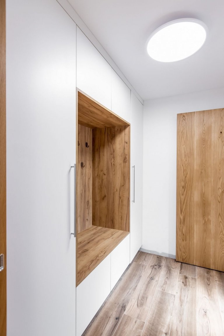 Použité materiály

Horné skrinky: Dub zlatý
Dolné skrinky a potravinová skrinka: Akryl vo vysokom lesku - mandľová
Vysoké skrinky: Sivý mat
Pracovná doska…