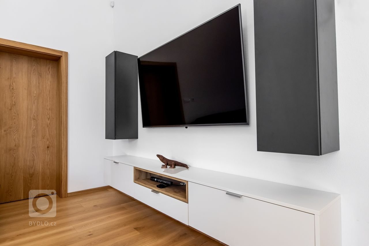 Použité materiály

Horné skrinky: Dub zlatý
Dolné skrinky a potravinová skrinka: Akryl vo vysokom lesku - mandľová
Vysoké skrinky: Sivý mat
Pracovná doska…