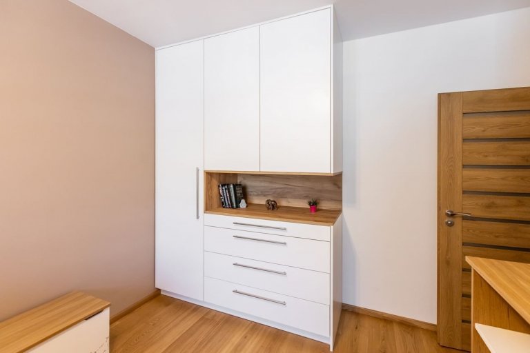Použité materiály

Horné skrinky: Dub zlatý
Dolné skrinky a potravinová skrinka: Akryl vo vysokom lesku - mandľová
Vysoké skrinky: Sivý mat
Pracovná doska…