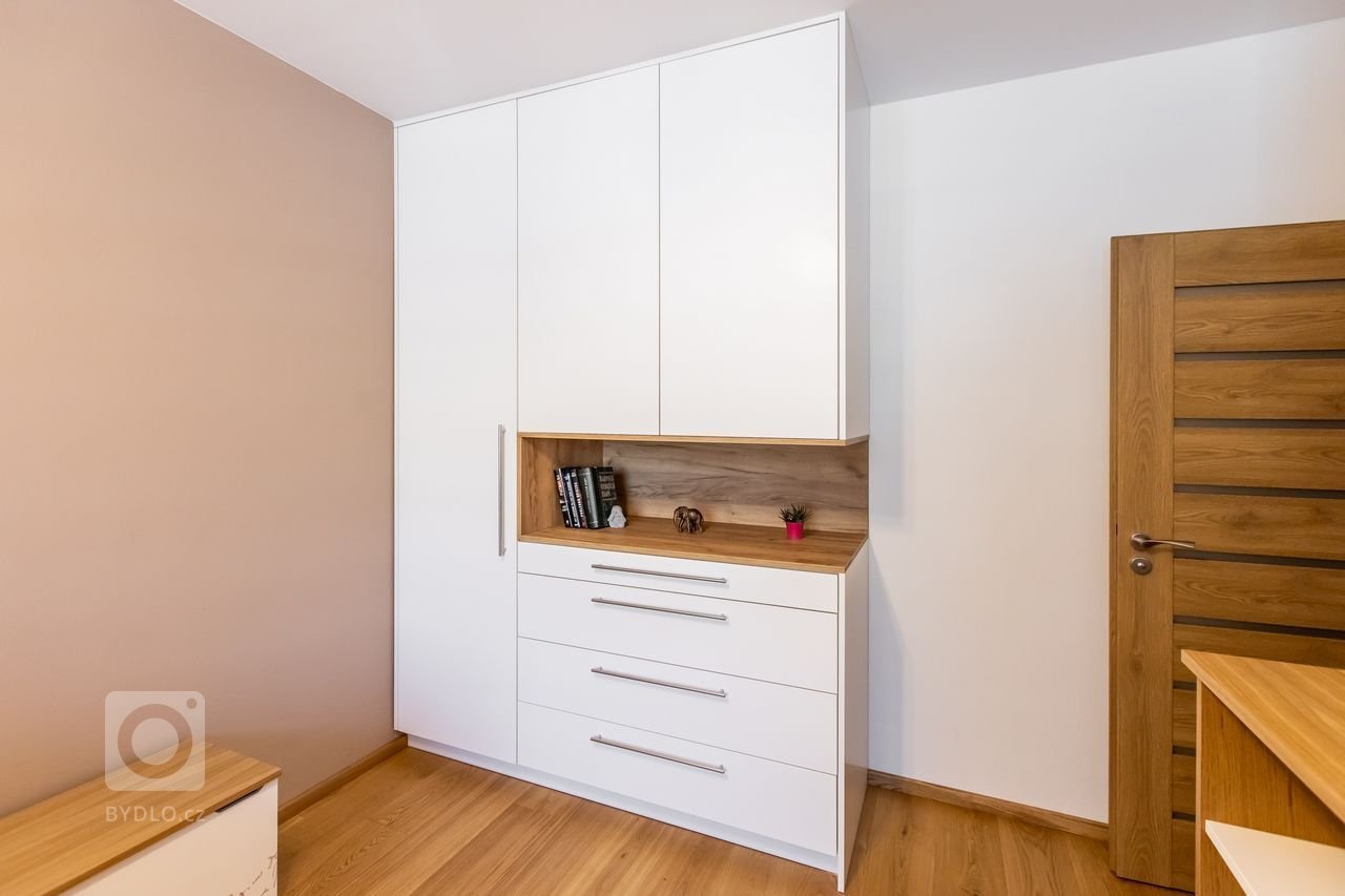 Použité materiály

Horné skrinky: Dub zlatý
Dolné skrinky a potravinová skrinka: Akryl vo vysokom lesku - mandľová
Vysoké skrinky: Sivý mat
Pracovná doska…