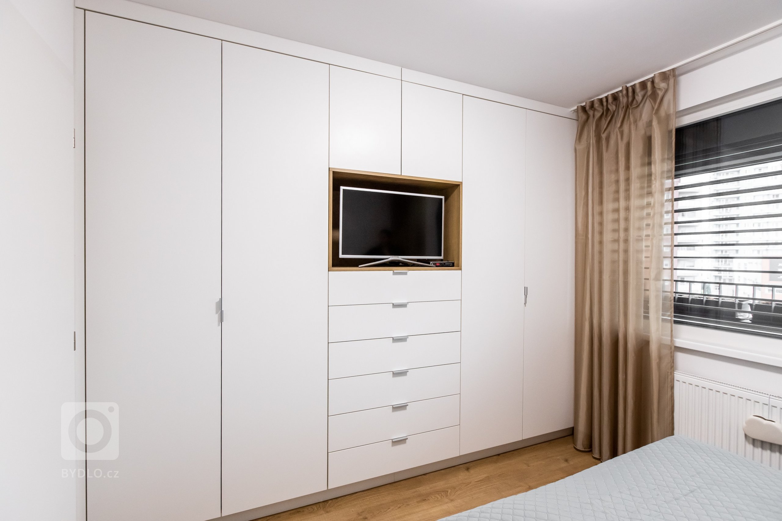 Materiály: Biely perleťový mat a Dub zlatý

Podsvietenie: Teplý&nbsp;LED pás

Madlá: Kuchyňa - Zafrézované hliníkové

Skrine - Madlo v tvare &quot;L&quot…